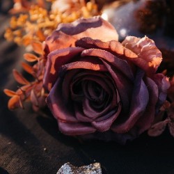 Corona de 3 rosas y follaje de Witchyland -  50 cm. n4