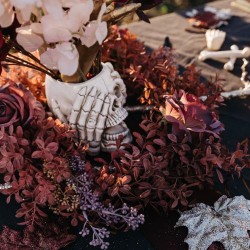 Corona de 3 rosas y follaje de Witchyland -  50 cm. n5