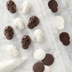 Molde de chocolate para Halloween - Mini calaveras - Wilton. n1