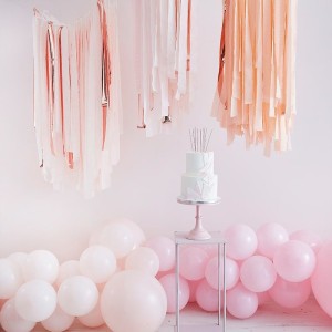 Decoracin de pared - Cortina de crep rosa y melocotn