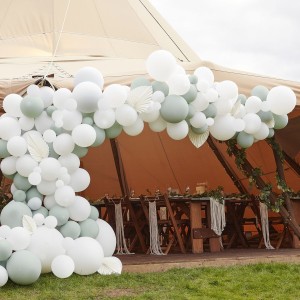 Kit Arco de 200 Globos Salvia y Blanco con Abanicos Blancos