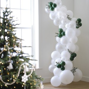 Kit de arco de 75 globos con ramas de abeto - Navidad nevada