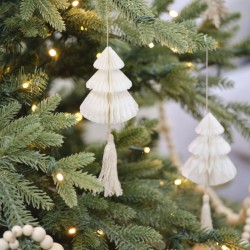 4 rboles de Navidad blancos con borlas para colgar - Nido de abeja. n1
