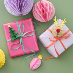 Set de 3 adornos navideos de papel de nido de abeja y seda para regalo. n1