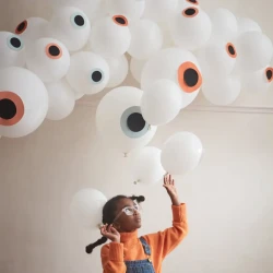 Guirnalda de globos con ojos - Halloween. n2