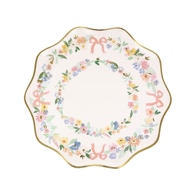 8 platos pequeños con motivos florales